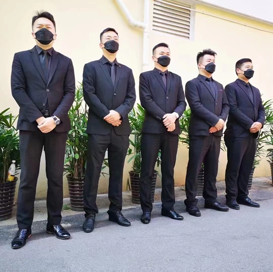 上海某富商家庭关系破裂，聘请保安时刻待命